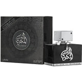 Een zwarte vierkante parfumfles met zilveren dop en arabische kalligrafie van lattafa parfum al dur al maknoon