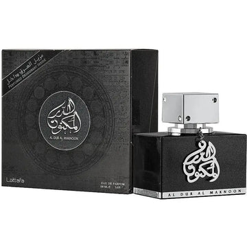 Een zwarte vierkante parfumfles met zilveren dop en arabische kalligrafie van lattafa parfum al dur al maknoon