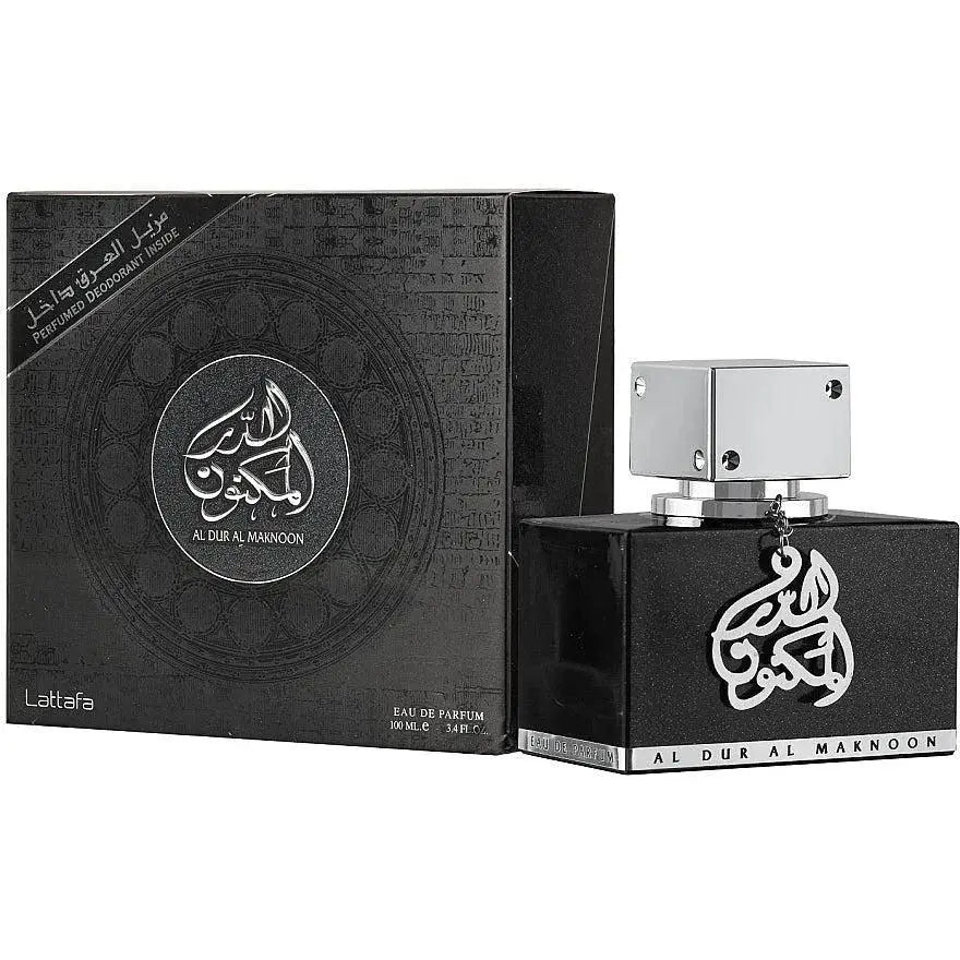 Een zwarte vierkante parfumfles met zilveren dop en arabische kalligrafie van lattafa parfum al dur al maknoon