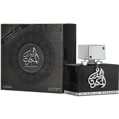 Een zwarte vierkante parfumfles met zilveren dop en arabische kalligrafie van lattafa parfum al dur al maknoon