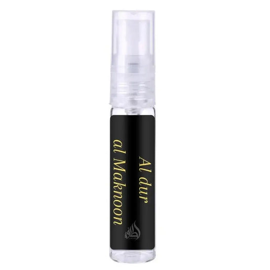 Een slank zwart en helder glazen parfum verstuiver met gouden letters al dur al makknoon van lattafa parfum
