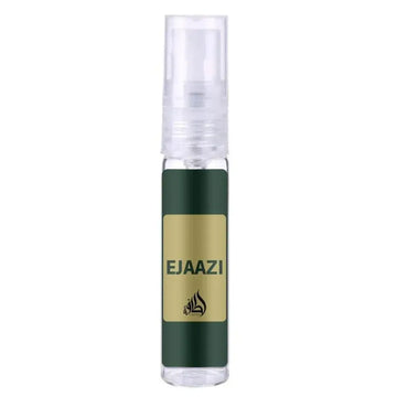Transparante glazen sprayfles met een donker groen label van lattafa parfum ejaazi met arabisch stijl logo