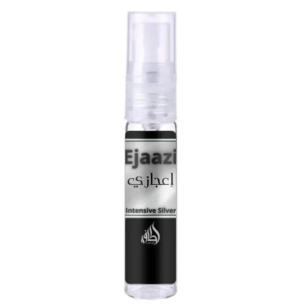 Transparante glazen sprayfles met duidelijke dop en zwart zilveren etiket ejaazi intensive silver van lattafa parfum