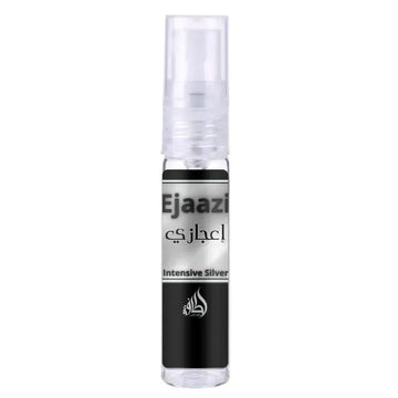 Transparante glazen sprayfles met duidelijke dop en zwart zilveren etiket ejaazi intensive silver van lattafa parfum