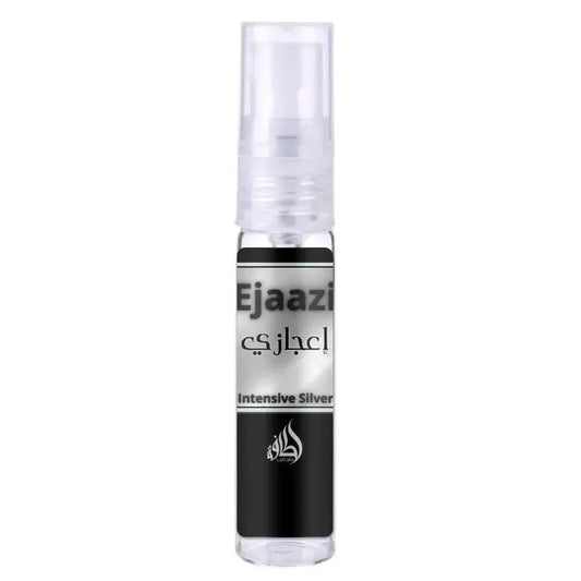 Transparante glazen sprayfles met duidelijke dop en zwart zilveren etiket ejaazi intensive silver van lattafa parfum