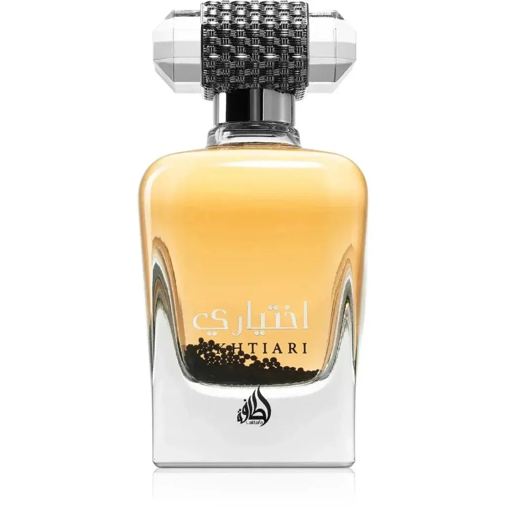 Een strak transparant glazen parfumflesje Lattafa Parfum Ekhtiari met gouden amberkleurige vloeistof en zilveren dop