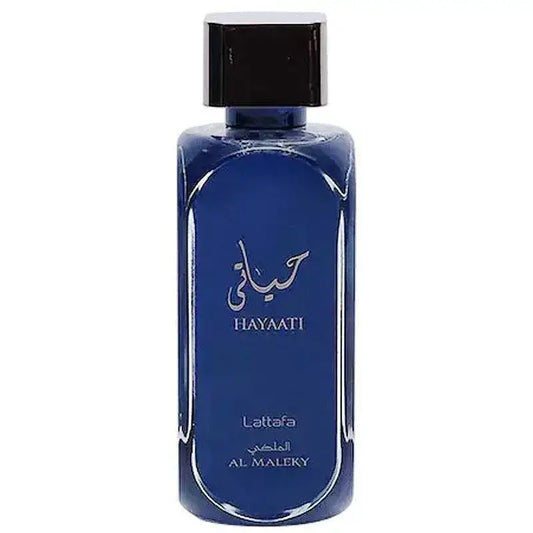Diepblauwe glazen parfumfles met zwarte dop en zilveren arabische tekst hayaati van lattafa parfum al maleky