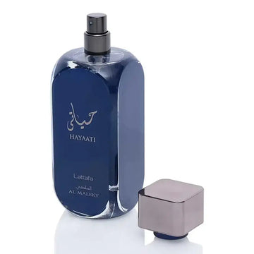 Diepblauwe glazen fles hayaatii lattafa parfum van al maleky met slanke metalen spraydop en dop