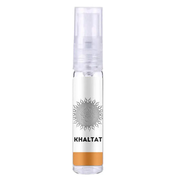Heldere glazen sprayfles lattafa parfum khaltat met zilveren embleem en oranje accentband aan de basis
