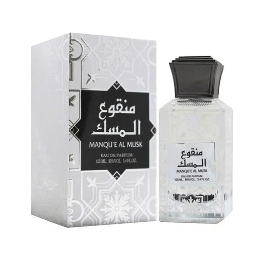 Een strak, transparant glazen flesje lattafa parfum manque al musk eau de parfum met een zwarte facetdop en minimalistisch etiket