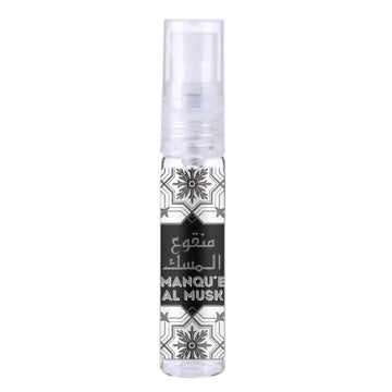 Heldere glazen sprayfles met zwarte en witte geometrische label manqu e al musk arabisch en engels lattafa parfum