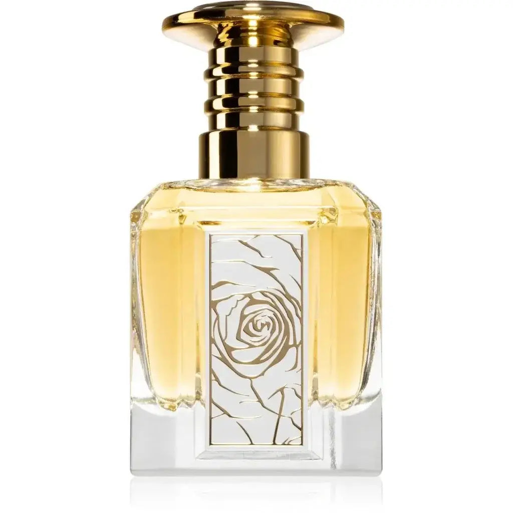 Een rechthoekige glazen parfumfles lattafa parfum mazaaji met een goudkleurige dop en een gegraveerd roosontwerp gevuld met goudgeel parfum