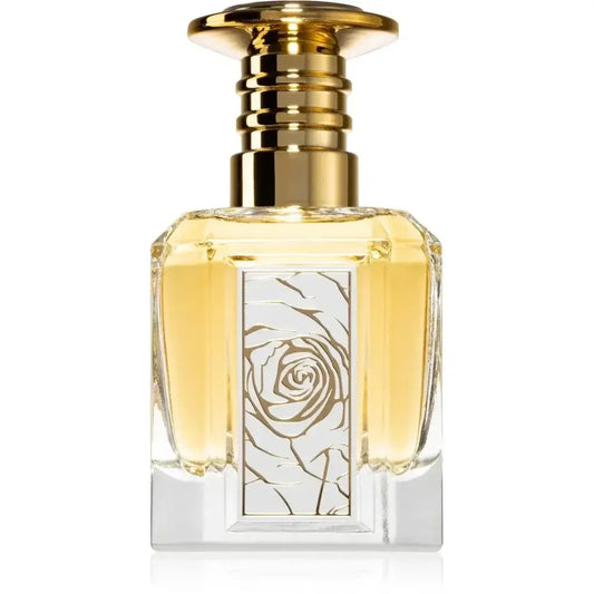 Een rechthoekige glazen parfumfles lattafa parfum mazaaji met een goudkleurige dop en een gegraveerd roosontwerp gevuld met goudgeel parfum