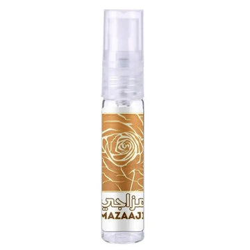 Een heldere glazen sprayfles met een gouden roos op een beige label en het merk maza aji van lattafa parfum mazaaji