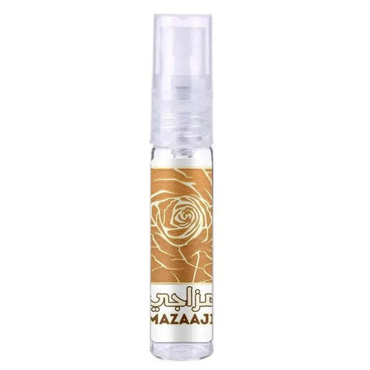 Een heldere glazen sprayfles met een gouden roos op een beige label en het merk maza aji van lattafa parfum mazaaji