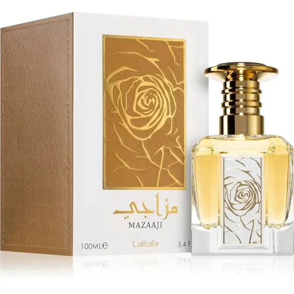 Een luxe gouden rozen parfumfles van lattafa parfum mazaaji met glazen body en goudkleurige dop naast witte en gouden verpakking