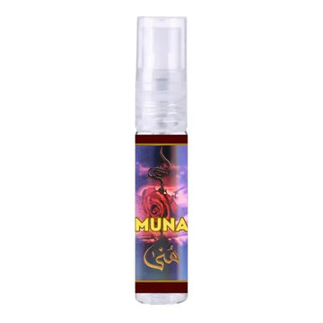 Transparante sprayfles lattafa parfum muna met kleurrijk etiket, rode roos, rookpatroon en gouden letters in engels en arabisch