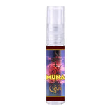 Transparante sprayfles lattafa parfum muna met kleurrijk etiket, rode roos, rookpatroon en gouden letters in engels en arabisch