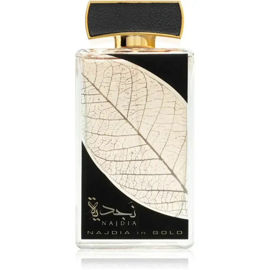 Een rechthoekige glazen parfumfles lattafa parfum najdia gold met een zwarte en gouden dop en een doordachte bladdecoratie