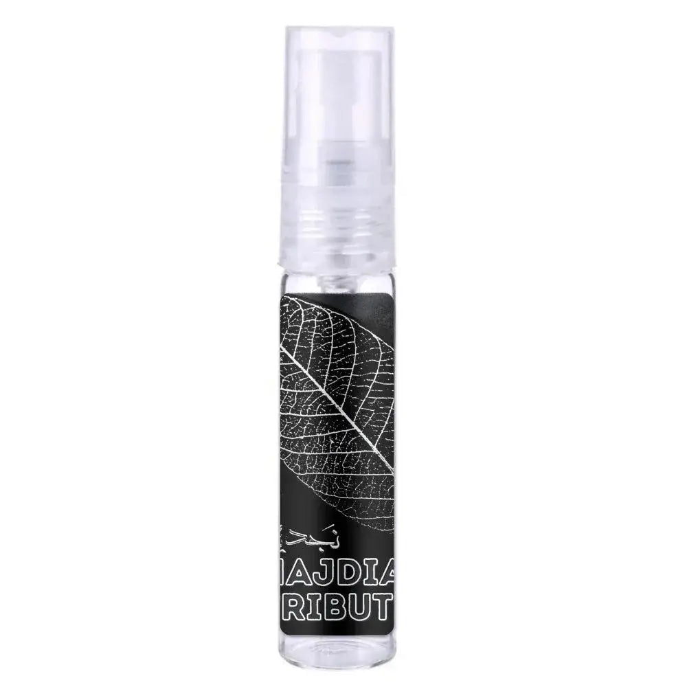 Heldere glazen sprayfles met zwart label en witte bladnerfprint van lattafa parfum majdian ribut