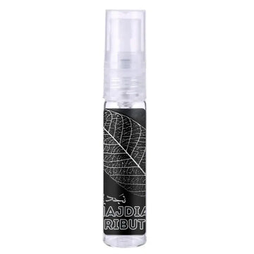 Heldere glazen sprayfles met zwart label en witte bladnerfprint van lattafa parfum majdian ribut