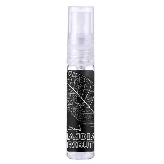 Heldere glazen sprayfles met zwart label en witte bladnerfprint van lattafa parfum majdian ribut