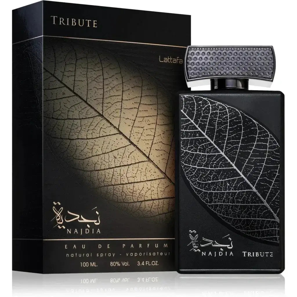 Lattafa parfum najdia tribute zwarte rechthoekige fles met zilveren bladontwerp en diamantvormige dop