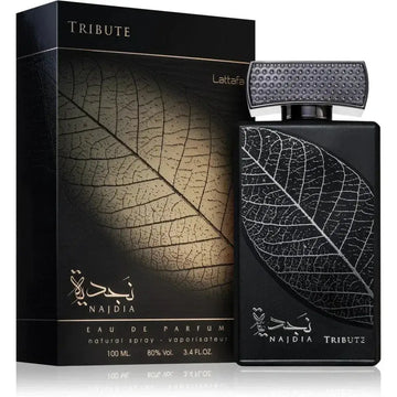 Lattafa parfum najdia tribute zwarte rechthoekige fles met zilveren bladontwerp en diamantvormige dop