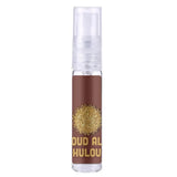 Een helder glazen sprayfles met een bruin label en gouden Arabische kalligrafie van Lattafa Parfum Oud al Khuloud