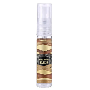 Transparante glazen sprayfles met een helder pompje en een gouden en bruine geometrische label met lattafa parfum oud mood elixir tekst