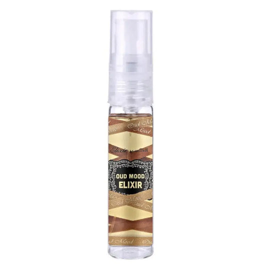 Transparante glazen sprayfles met een helder pompje en een gouden en bruine geometrische label met lattafa parfum oud mood elixir tekst
