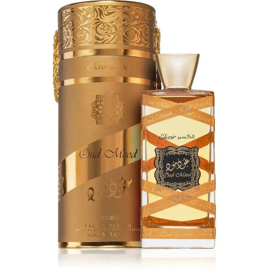 Gouden cilindrische parfumfles met gedetailleerde reliëfpatronen en bijpassende sierlijke doos met label oud mood van lattafa parfum oud mood elixir