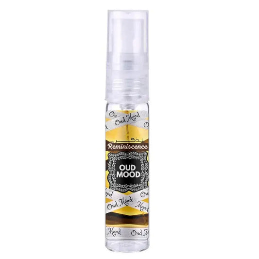 Heldere glazen sprayfles met amberkleurige inhoud en geel-zwarte label lattafa parfum oud mood silver