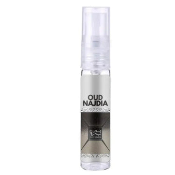 Transparante glazen sprayfles met zilver zwart etiket met het merkoud najdia van lattafa parfum oud najdia