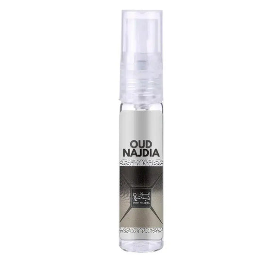 Transparante glazen sprayfles met zilver zwart etiket met het merkoud najdia van lattafa parfum oud najdia