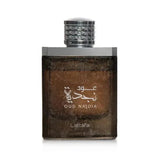 Een strak, donkerbruin glazen flesje lattafa parfum oud najdia met een zilveren dop en fijne gravures