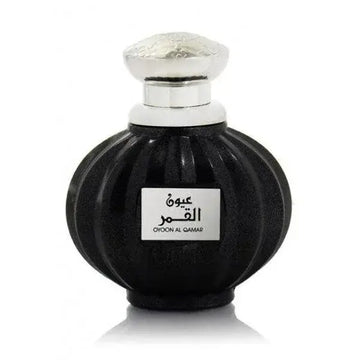 Zwarte ribbelige glazen parfumfles met zilveren dop en label oyoon al qamar van lattafa parfum