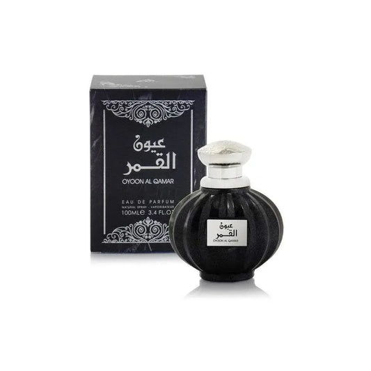 Zwarte geribbelde glazen parfumfles met zilveren dop en etiket van lattafa parfum oyoon al qamar