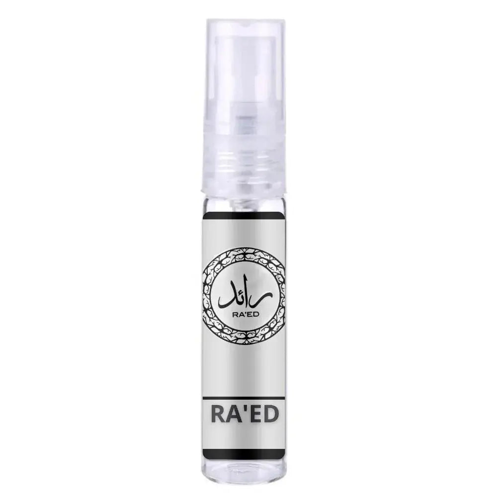 Een strak zilveren sprayfles met een doorzichtige dop en een zwart label met het merknaam raed van lattafa parfum raed silver