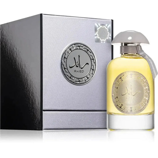 Een zilverkleurige lattafa parfum raed silver fles met gedetailleerde gravures en goudgeel parfum vloeistof binnenin