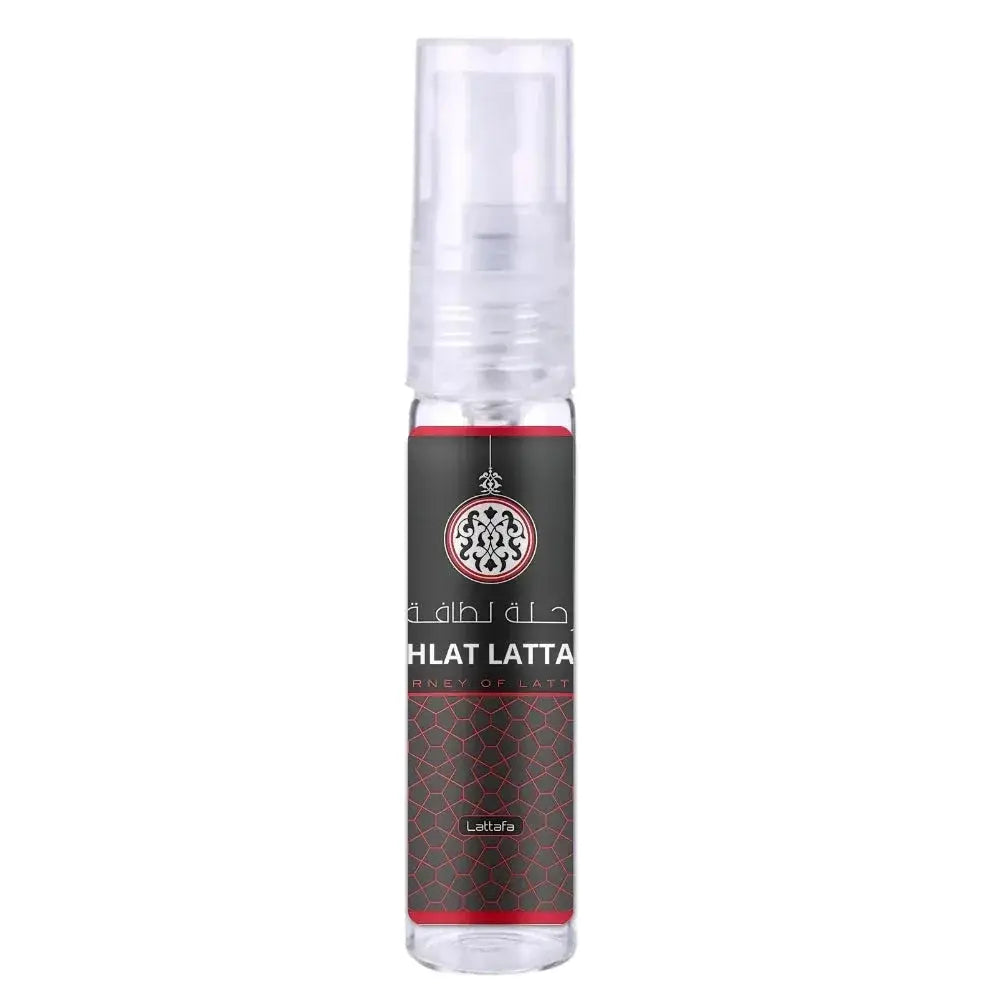Transparante sprayfles van lattafa parfum rehlat met zwart-rood label, geometrische patronen en arabisch schrift