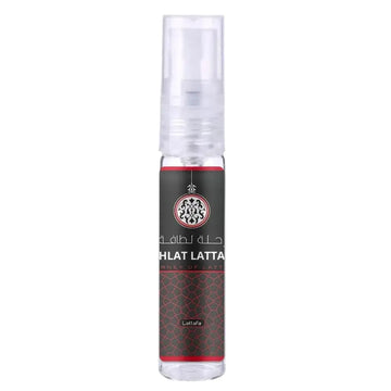 Transparante sprayfles van lattafa parfum rehlat met zwart-rood label, geometrische patronen en arabisch schrift