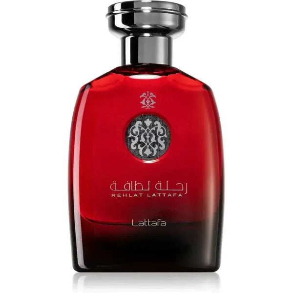 Een strakke dieprode glazen parfumfles met een glanzende zilveren dop en een sierlijk rond embleem voor lattafa parfum rehlat