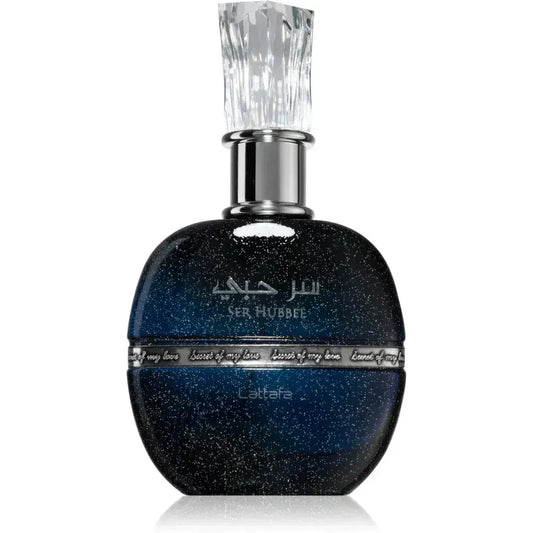Diepblauw fonkelend glazen parfumflesje met veelzijdige kristalknop en zilveren accenten van lattafa parfum ser hubbee