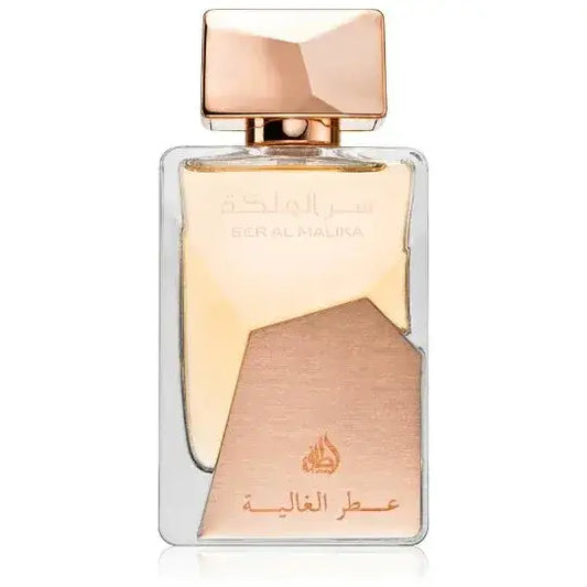 Een slanke glazen parfumfles lattafa parfum ser almalika met een roségouden dop en arabische reliëftekst