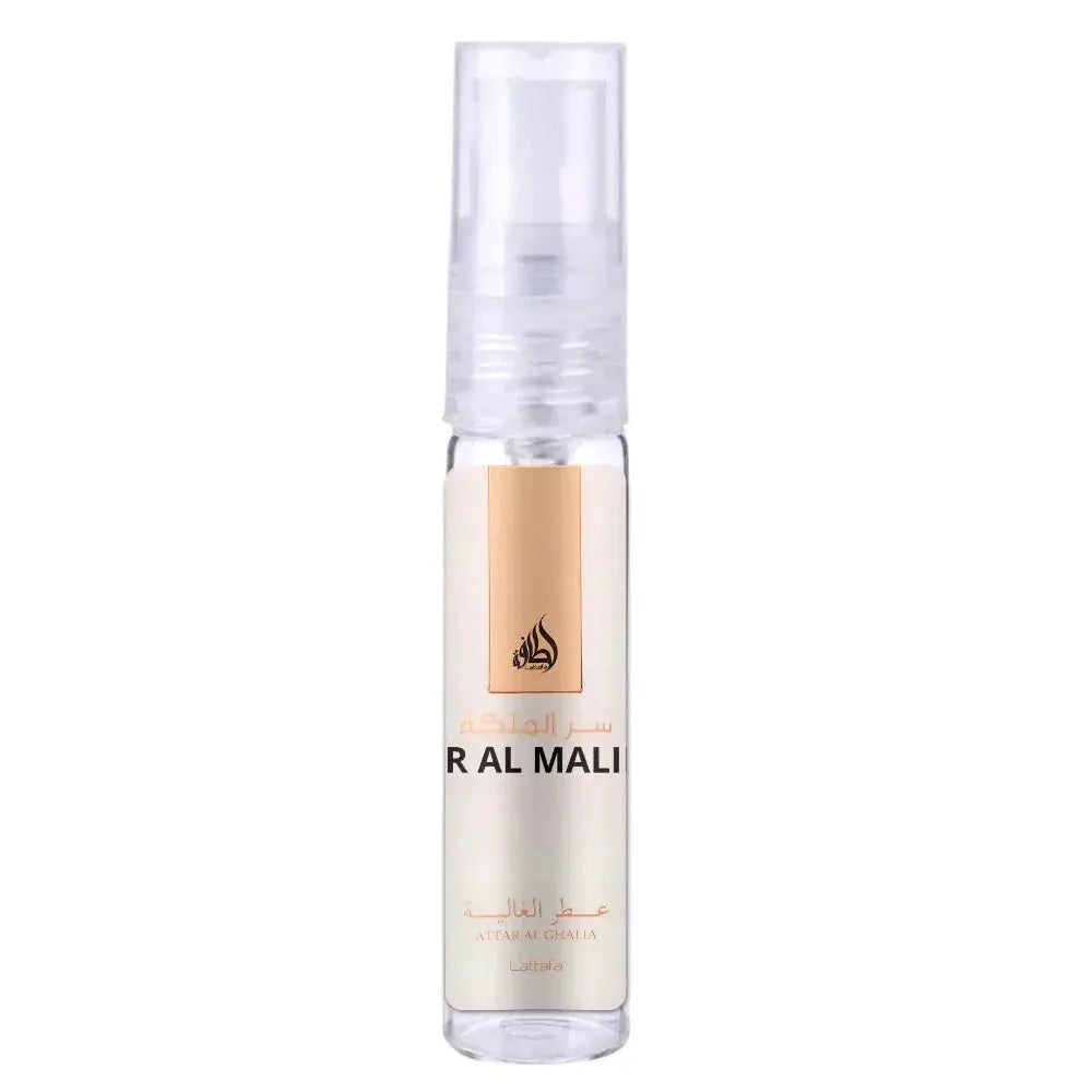 Heldere glazen sprayfles met transparante pomp en off-white label met zwarte en gouden arabische tekst van lattafa parfum ser al malika