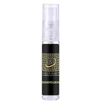 Een zwarte en gouden sprayfles van de thameen collectie met een arabisch ontwerp op het label van lattafa parfum shamoukh