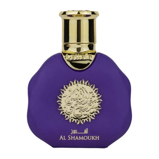 Een luxe paarse parfumfles met gouden dop en sierlijk embleem van lattafa parfum al shamoukh