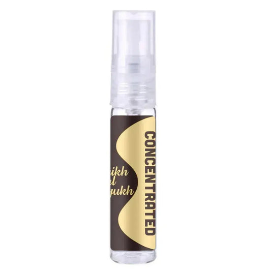 Een helder glazen spuitfles met transparante dop en een bruine en gouden label met geconcentreerd tekst van lattafa parfum sheikh al shuyukh concentrated
