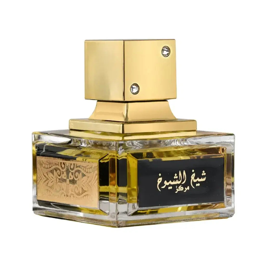 Een vierkante glazen parfumfles lattafa parfum sheikh al shuyukh geconcentreerd met gouden dop en amberkleurige inhoud